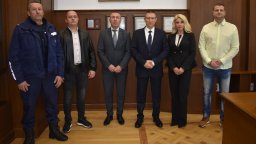 Сарафов награди трима полицаи, участвали в разкриването на инкасо обира в Ихтиман
