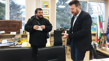 Откриха през Фейсбук собственика на плик с изгубена заплата, МВР 3 месеца не можа