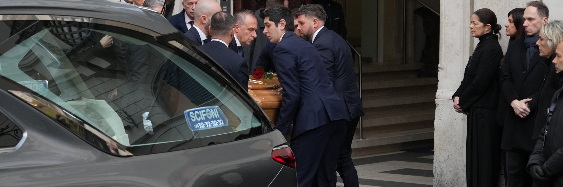 Рим отдава последната си почит на Валентино (снимки/видео)  