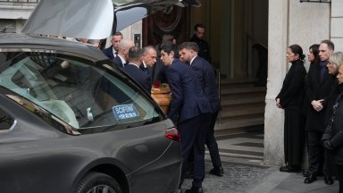 Рим отдава последната си почит на Валентино (снимки/видео)  