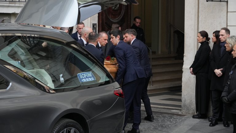 Рим отдава последната си почит на Валентино (снимки/видео)  