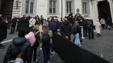 Рим отдава последната си почит на Валентино (снимки/видео)  