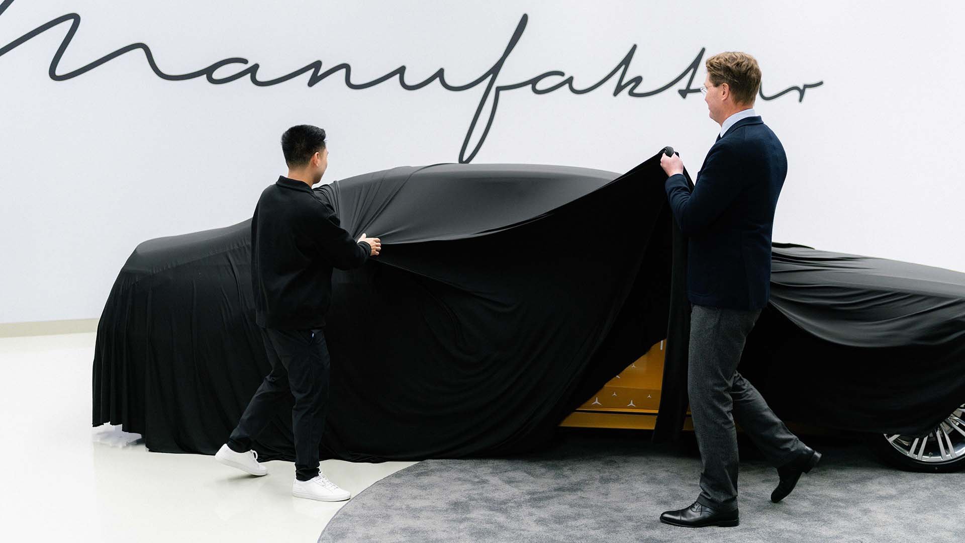 Главният изпълнителен директор на Mercedes-Benz - Ола Калениус и създателят на съдържание Джъстин Це