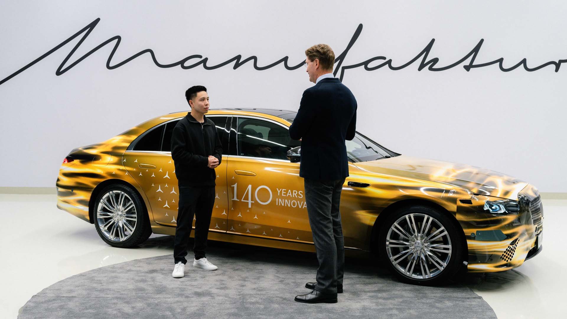 Главният изпълнителен директор на Mercedes-Benz - Ола Калениус и създателят на съдържание Джъстин Це