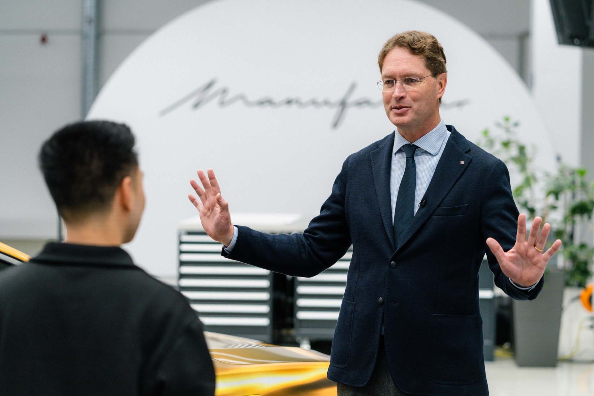 Главният изпълнителен директор на Mercedes-Benz - Ола Калениус и създателят на съдържание Джъстин Це