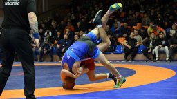 Скандал на държавното първенство по борба - съдийка заби юмрук на състезател