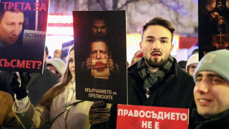 Протести с искане оставката на Сарафов в София, Пловдив, Варна и Бургас (снимки)