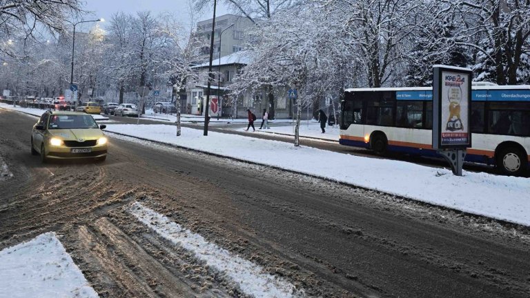 Сняг затрупа страната - пътна обстановка