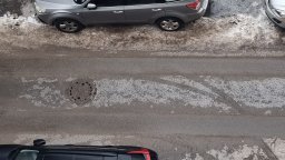 Поледица затруднява движението на автомобили и пешеходци в Русе