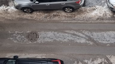 Поледица затруднява движението на автомобили и пешеходци в Русе