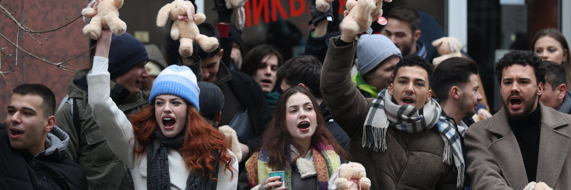Засипаха ВСС с плюшени зайчета в нов протест за оставка на Борислав Сарафов (снимки/видео)