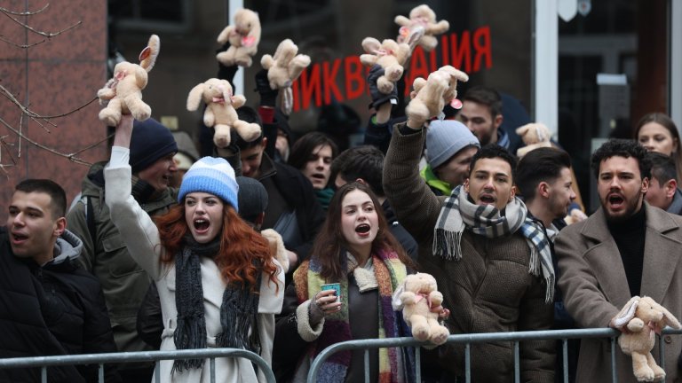 Засипаха ВСС с плюшени зайчета в нов протест за оставка на Борислав Сарафов (снимки/видео)