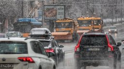 105 машини са почиствали през нощта снега в София