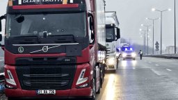 Блокадата на границата с РСМ и Сърбия задръсти АМ "Хемус" и отложи ремонта на тунел "Топли дол"