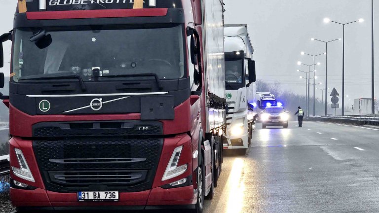 Блокадата на границата с РСМ и Сърбия задръсти АМ "Хемус" и отложи ремонта на тунел "Топли дол"