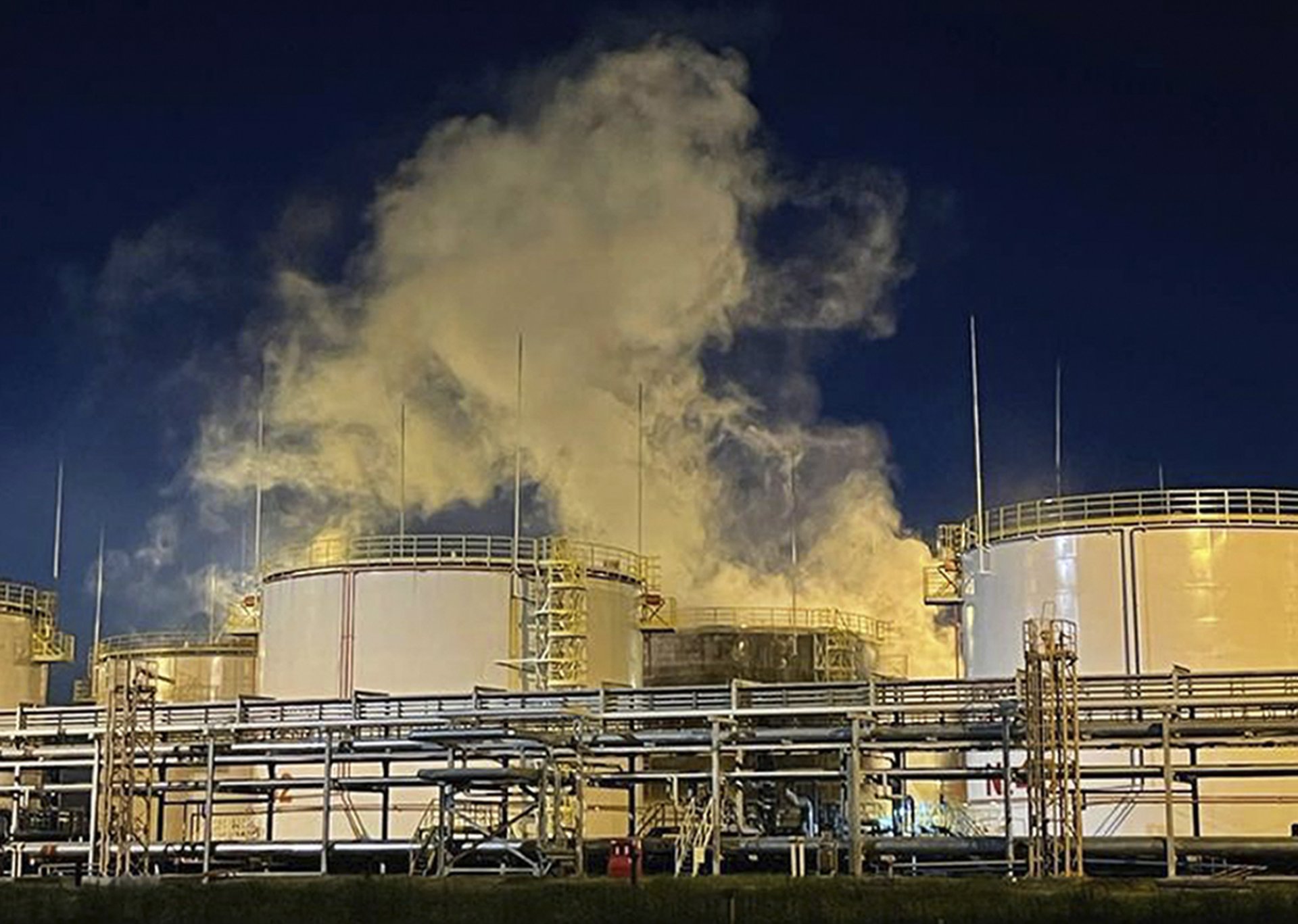 Илюстративна снимка: дим се издига над Илския нефтопреработвателен комбинат в руския Краснодарски край след украинска атака с дронове, 4 май 2023 г. 