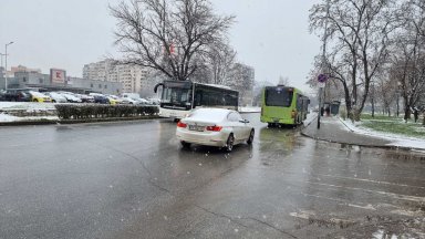 Близо 500 работници чистиха от леда Пловдив