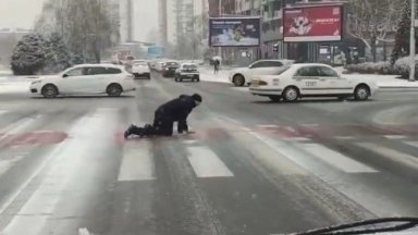 Мъж лази по заледена пешеходна пътека в Скопие, за да пресече (видео)  