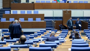 Заседанието на НС за Изборния кодекс пропадна, липсваха над половината депутати от БСП