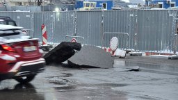 Огромен кратер зейна на кръстовище в Слатина до изкопа за метрото (снимки)