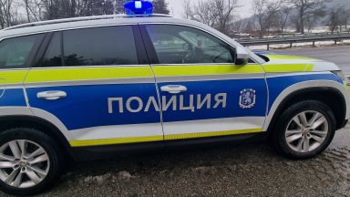 Екшън край Лясковец: Полицаи гониха 19-годишен шофьор на камион без книжка, арестуваха и баща му