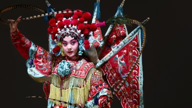 Пекинската опера като портал към сърцето на китайската култура –  портал с необичаен код