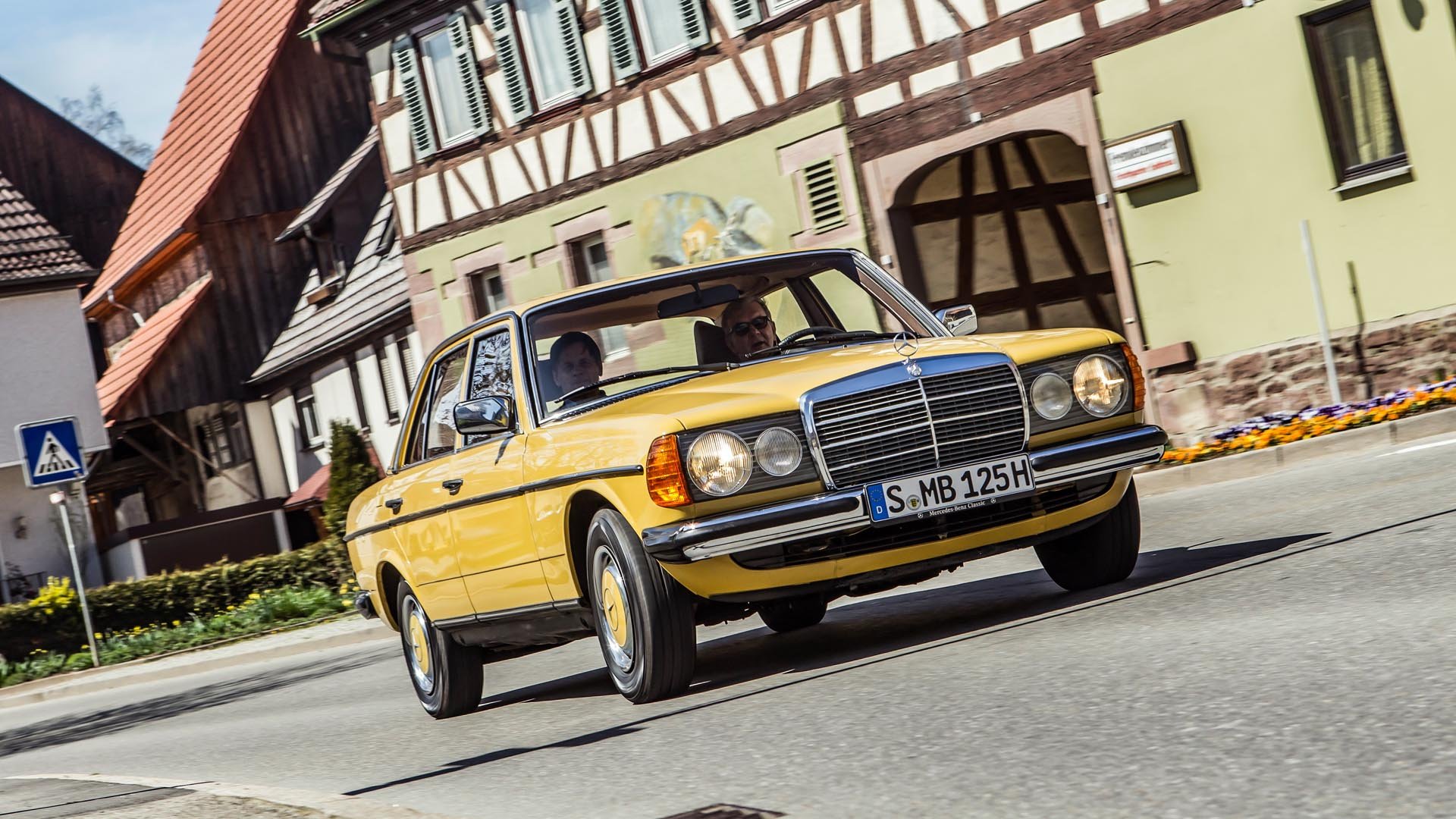 Mercedes-Benz W 123 празнува 50-годишен юбилей като легенда