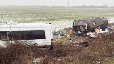 Петима са в болница след катастрофа с два украински буса край Мъглиж