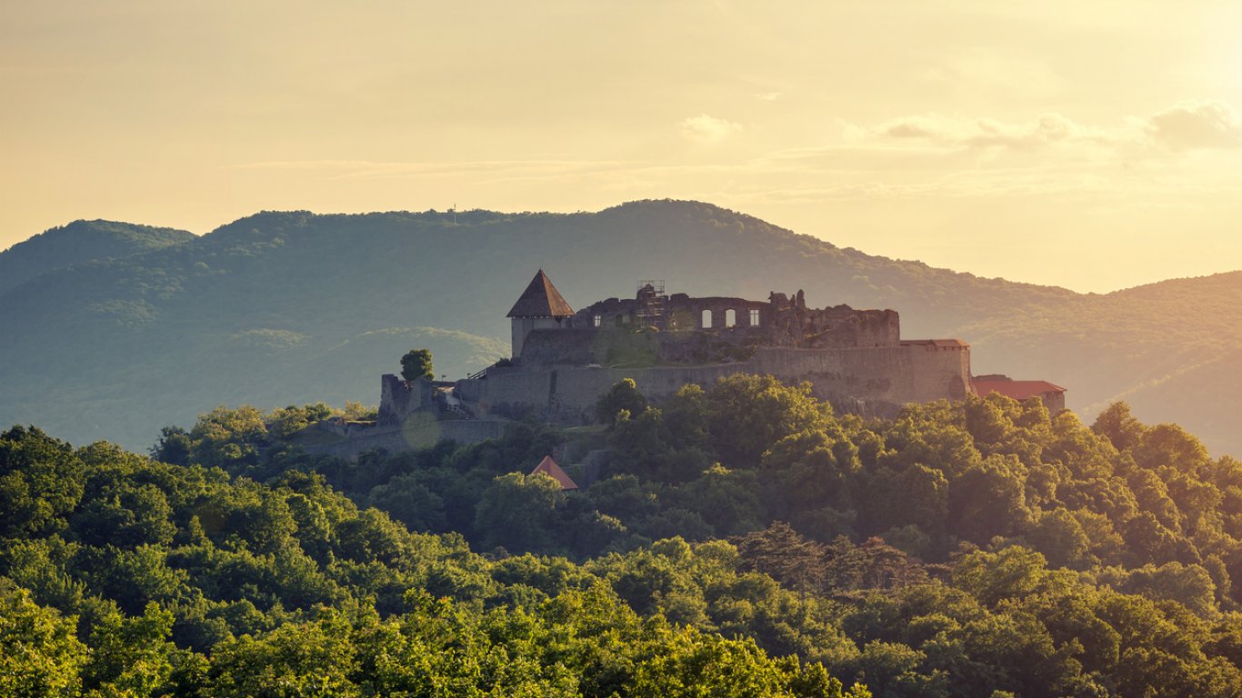 Граф Дракула е бил пленник тук: Замъкът Вишеград и легендата, която никога няма да умре