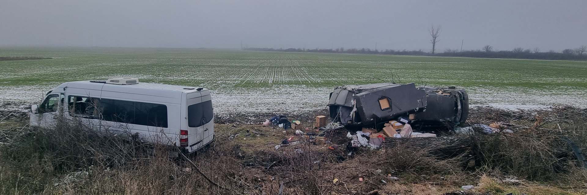 Петима са в болница след катастрофа с два украински буса край Мъглиж (снимки)