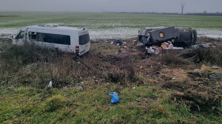 Петима са в болница след катастрофа с два украински буса край Мъглиж (снимки)