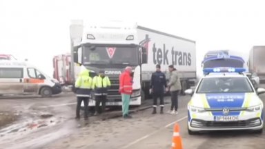 Мъж загина при катастрофа два тира и коли на околовръстното на Враца (снимки/видео)