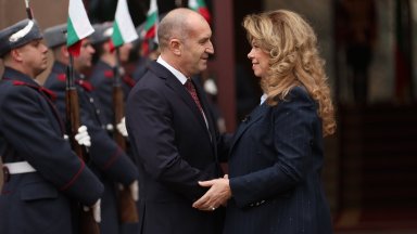 Радев напусна президентството под овации и предаде поста на Йотова (снимки/видео)