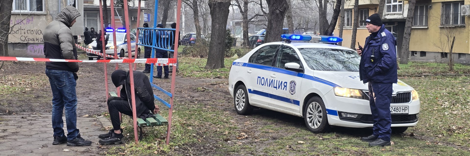 Задържаха дилър на дрога при спецакция до училище в София (снимки)