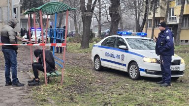 Задържаха дилър на дрога при спецакция до училище в София (снимки)