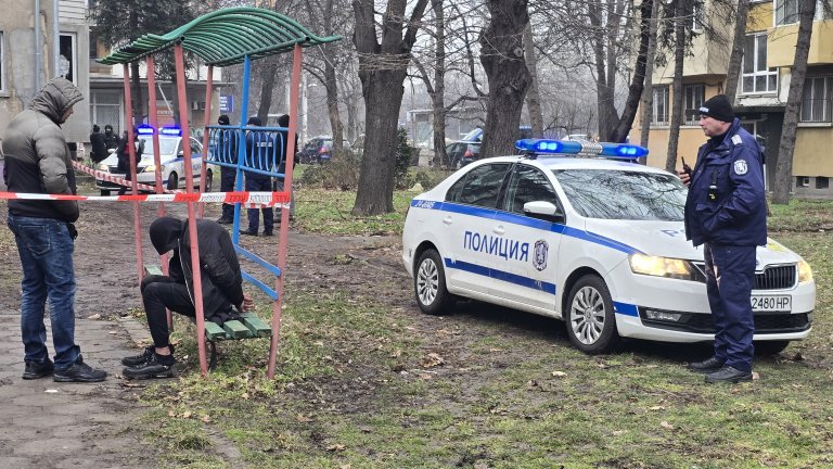 Задържаха дилър на дрога при спецакция до училище в София (снимки)