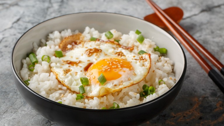 Да превърнем останалия в хладилника сварен ориз във вкусно ястие