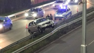 Автомобил "кацна" на мантинелата на Коматевския възел