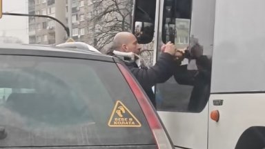 Шофьор на кола нападна и нахапа водач на градски автобус на светофар в София (видео)