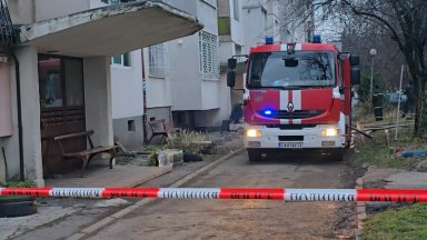 Пожар в центъра на София уби жена, има пострадали, сред които деца, задържан е мъж
