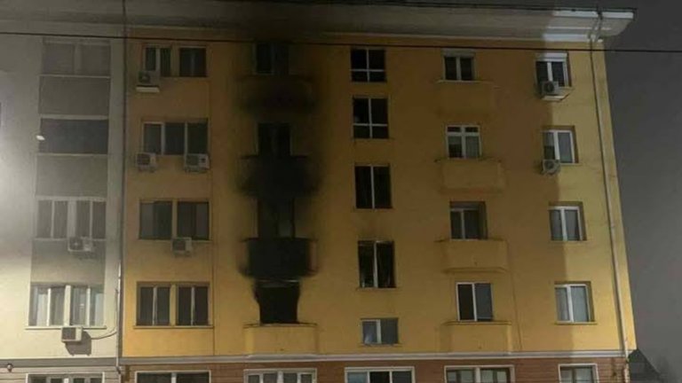 Пожар в центъра на София уби жена, има пострадали, сред които деца, задържан е мъж