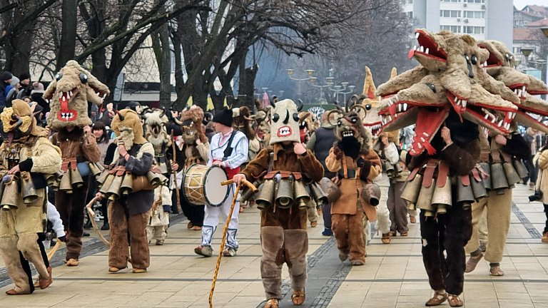 Десетки маскарадни състави дефилират на фестивала "Сурва" (снимки)