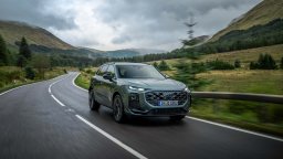 Новото Audi Q3 има всички качества да остане лидер в сегмента (видео)