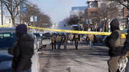 Стрелба с жертви прекъсна ученически хокеен мач в Роуд Айлънд