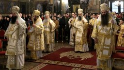 Православни светини са изложени за поклонение в храма "Св. Неделя" (снимки)