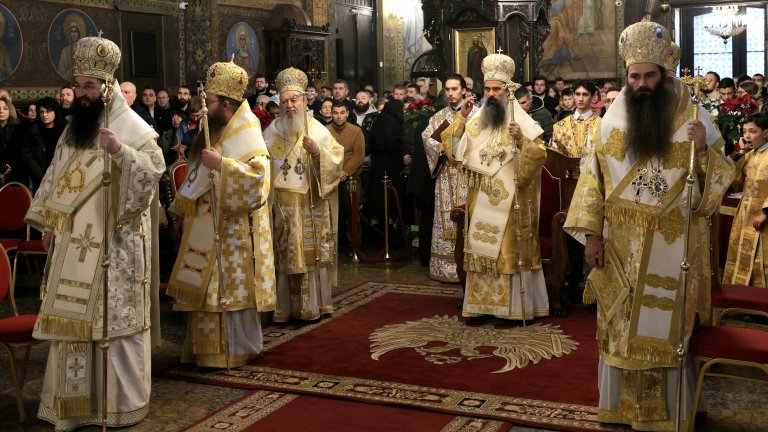 Православни светини са изложени за поклонение в храма "Св. Неделя" (снимки)