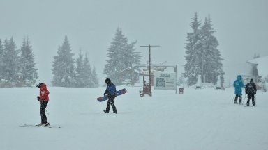 Сноубордистка е с черепно-мозъчна травма след падане в района на Рилските езера