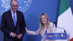 "Гардиън" относно Мерц и Мелони: нововъзникващата ос Берлин-Рим заплашва зеления пакт на ЕС