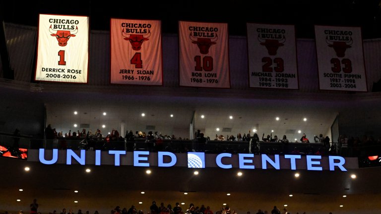 Любимият син на Чикаго вече е до Джордан и Пипън. Булс извади от употреба №1