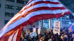 САЩ пред нов шътдаун заради убийствата на хора от федерални агенти в Минесота (видео)